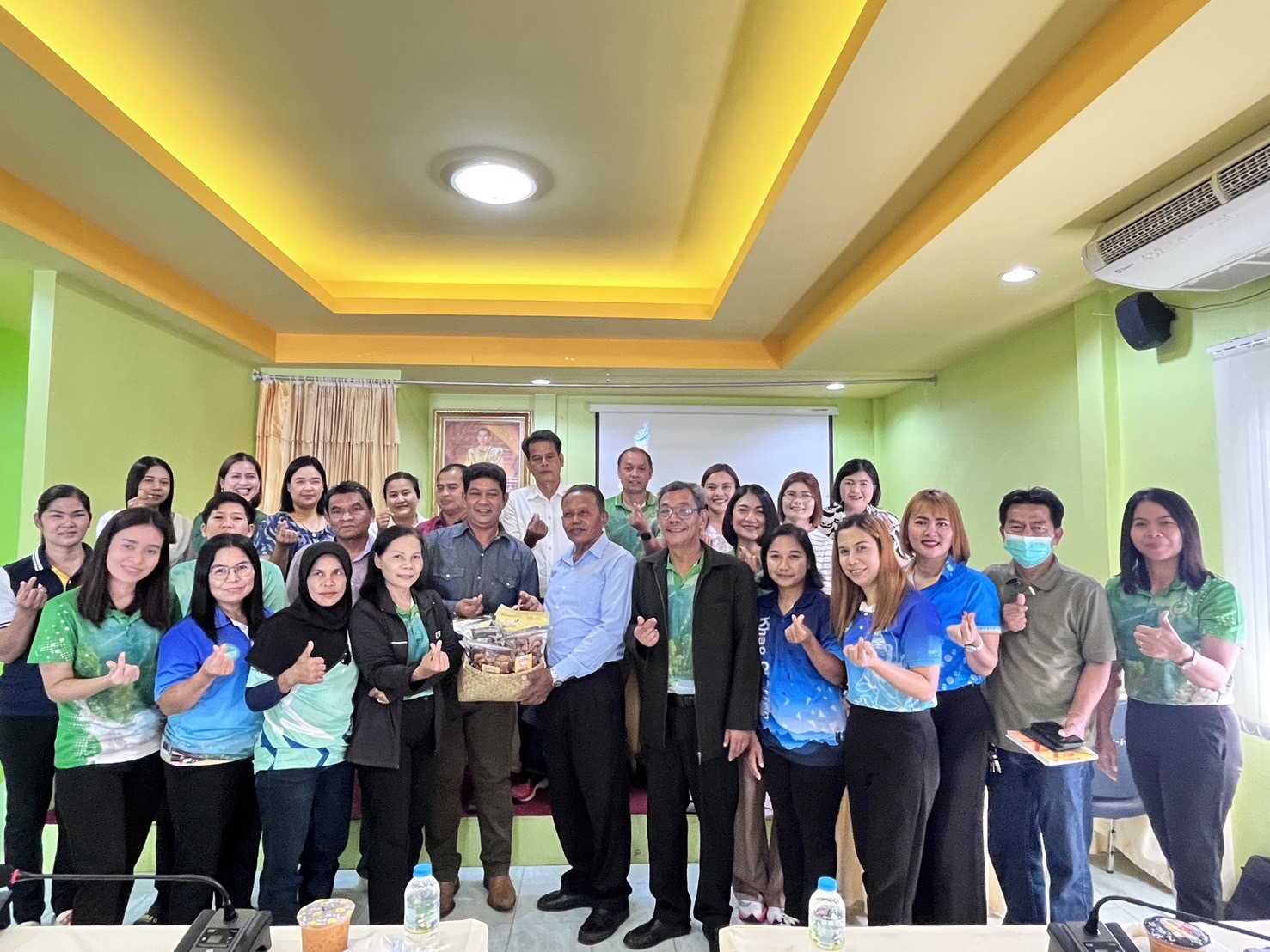 วันพุธที่ 15 พฤษภาคม 2567 นายสรวุฒิ นาคะพงศ์ นายก อบต.นาโต๊ะหมิง พร้อมด้วย นายธรรมวิทย์ หงษา รองนายก อบต.,นายสุภัตร์ จริงจิตร ประธานสภา อบต.,รองปลัด อบต.,หัวหน้าส่วนราชการ และเจ้าหน้าที่ อบต. ร่วมต้อนรับ คณะอบต.เขาชัยสน อ.เขาชัยสน จ.พัทลุง เข้าศึกษาดูงานและอบรมระบบสารบรรณอิเล็กทรอนิกส์ ณ ห้องประชุม อบต.นาโต๊ะหมิง