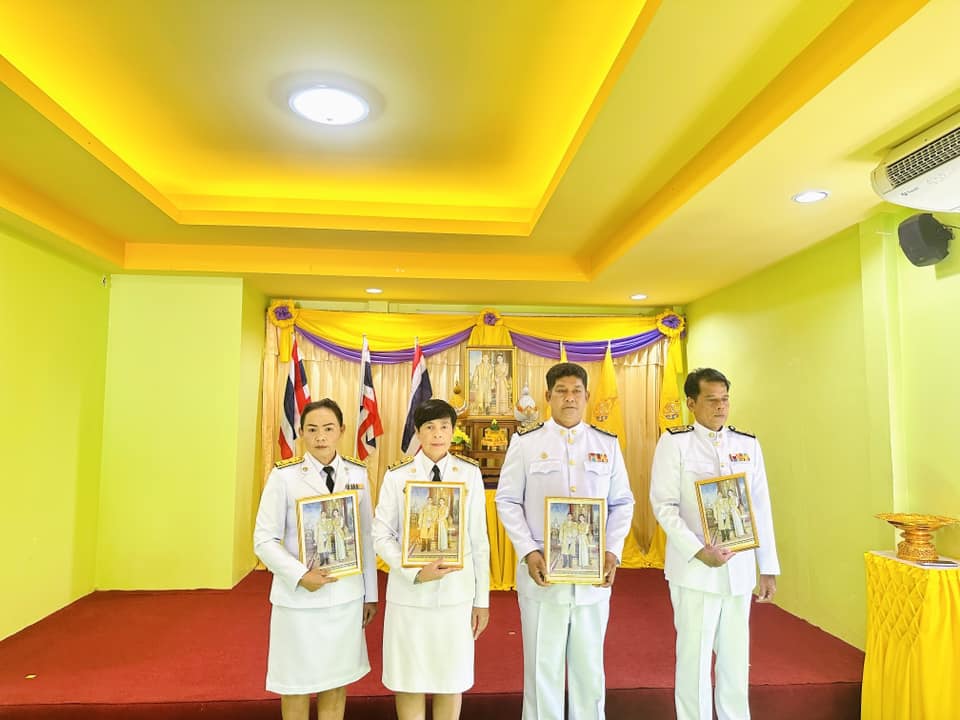 วันจันทร์ ที่ 27 พฤษภาคม พ.ศ. 2567 เวลา 09.00 น.นายสรวุฒิ นาคะพงศ์ นายกองค์การบริหารส่วนตำบลนาโต๊ะหมิง เป็นประธานในพิธีรับพระราชทานพระบรมฉายาลักษณ์ พระบาทสมเด็จพระเจ้าอยู่หัว และสมเด็จพระนางเจ้าฯ พระบรมราชินี ซึ่งกระทรวงมหาดไทย โดยกรมส่งเสริมการปกครองท้องถิ่น ได้ตระหนักถึงความสำคัญของสถาบันหลักของชาติอันประกอบด้วย ชาติ ศาสนา และพระมหากษัตริย์ ซึ่งเป็นสถาบันที่อยู่คู่กับสังคมไทยมาช้านาน โดยเฉพาะอย่างยิ่งสถาบันพระมหากษัตริย์ ซึ่งเป็นเสาหลักในการสร้างชาติให้เป็นปึกแผ่น เป็นศูนย์รวมจิตใจของปวงชนชาวไทย เป็นบ่อเกิดของความรัก ความสามัคคี นำพาประเทศชาติให้ผ่านพ้นจากภัยคุกคามทุกรูปแบบ รวมทั้งมีบทบาทสำคัญในการพัฒนาชีวิตความเป็นอยู่ของประชาชนในทั่วทุกภูมิภาค ส่งผลให้มีการยกระดับคุณภาพชีวิตของประชาชนในทุกมิติและเป็นรากฐานให้ประเทศชาติที่มีความมั่นคงสืบเนื่องมาจนถึงปัจจุบัน โครงการจัดพิมพ์พระบรมฉายาลักษณ์ พระบาทสมเด็จพระเจ้าอยู่หัว ที่ฉายกับสมเด็จพระนางเจ้า ฯ พระบรมราชินี เพื่อมอบให้กับศูนย์พัฒนาเด็กเล็กฯ ปกครองส่วนท้องถิ่น เพื่อเป็นการปลูกฝังค่านิยมอันดีให้กับเด็กนักเรียนและเยาวชน เห็นถึงความสำคัญของสถาบันพระมหากษัตริย์และน้อมสำนึกในพระมหากรุณาธิคุณอันหาที่สุดมิได้ โดยจัดพิธี ณ ห้องประชุมสภาอบต.นาโต๊ะหมิง อำเภอเมืองตรัง จังหวัดตรัง