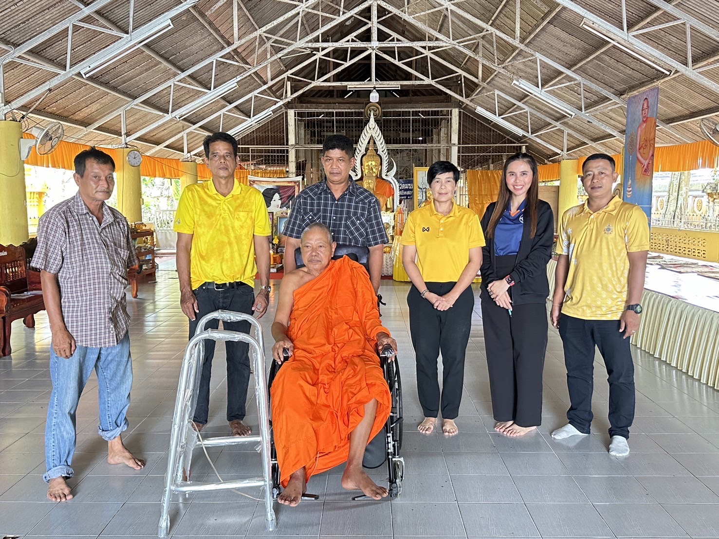 วันพุธ ที่ 7 สิงหาคม 2567 เวลา 14.00 น.
นายสรวุฒิ นาคะพงศ์ นายกองค์การบริหารส่วนตำบลนาโต๊ะหมิง นายธรรมวิทย์ หงษา รองนายกองค์การบริหารส่วนตำบลนาโต๊ะหมิง ปลัดองค์การบริหารส่วนตำบลนาโต๊ะหมิง และเจ้าหน้าที่ที่เกี่ยวข้องร่วมมอบรถเข็นผู้ป่วยตามโครงการศูนย์สาธิตและยืมอุปกรณ์เครื่องช่วยความพิการฟื้นฟูสมรรถภาพที่บ้าน ประจำปี 2567 ให้แก่พระครูปัญญาวัชราภรณ์ (จวน จันทร์ย่อง) เจ้าอาวาสวัดนาเมืองเพชร ตำบลนาโต๊ะหมิง ซึ่งกำลังอาพาธอยู่ในขณะนี้