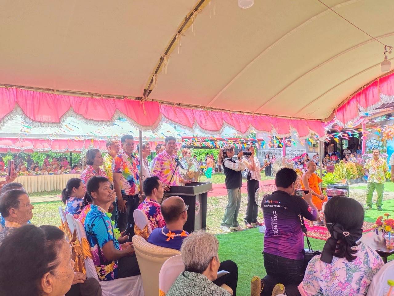 วันอาทิตย์ที่ 13 เมษายน 2568  เวลา 11.30  น. นายสรวุฒิ นาคะพงศ์ นายกองค์การบริหารส่วนตำบลนาโต๊ะหมิง พร้อมด้วยคณะผู้บริหาร และเจ้าหน้าที่ ให้การต้อนรับนายทรงกลด สว่างวงศ์ ผู้ว่าราชการจังหวัดตรัง ประธานในพิธีโครงการสืบสานประเพณีสงกรานต์และวันผู้สูงอายุ โดยมี พันจ่าโทอนันต์  บุญสำราญ นายสกุล ดำรงเกียรติกุล รองผู้ว่าราชการจังหวัดตรัง นายจักรพงศ์ รัชนีกุล ปลัดจังหวัดตรัง นางสาวณัฐยาน์ ทวีวงศ์ หัวหน้าสำนักงานจังหวัดตรัง นายสุวัฒน์ สัญวงค์ นายอำเภอเมืองตรัง หัวหน้าส่วนราชการ พร้อมด้วยประชาชนชาวตำบลนาโต๊ะหมิง ณ วัดศรัทธาธรรม ตำบลนาโต๊ะหมิง🙏🏻