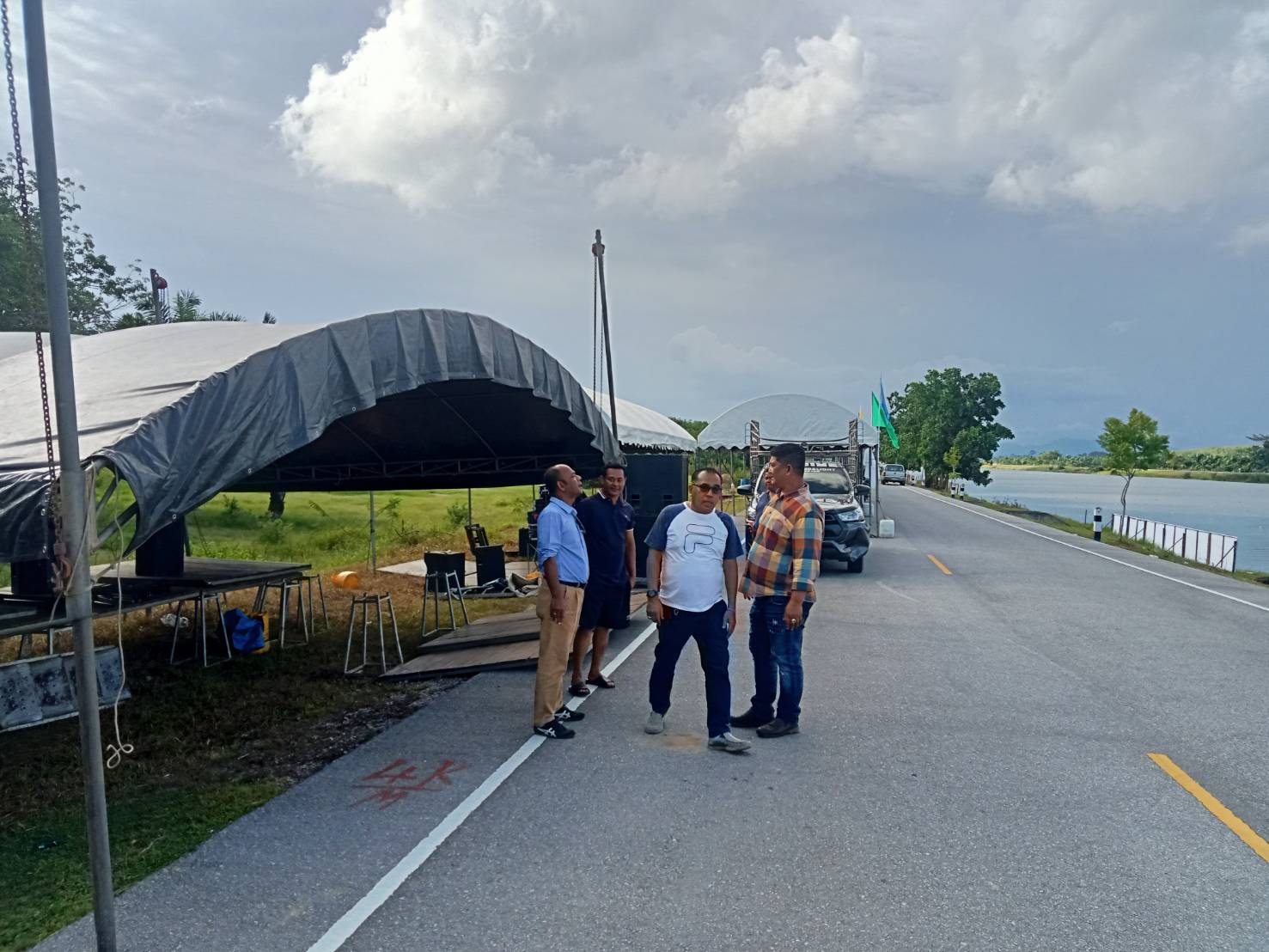 วันที่ 1 กรกฎาคม 2568 
เวลา 16.30 น. นายสุวัฒน์  สัญวงษ์ นายอำเภอเมืองตรังและนายสรวุฒิ นาคะพงศ์ นายก อบต.นาโต๊ะหมิง ลงพื้นที่เตรียมความพร้อมสถานที่จัดการแข่งขันเรือพายชิงชนะเลิศแห่งประเทศไทย ชิงถ้วยพระราชทานพระบาทสมเด็จพระเจ้าอยู่หัว และสมเด็จพระนางเจ้าฯ พระบรมราชินี ประจำปี 2568 ณ บริเวณคลองผันน้ำ แม่น้ำตรัง ตำบลนาโต๊ะหมิง อำเภอเมืองตรัง จังหวัดตรัง
