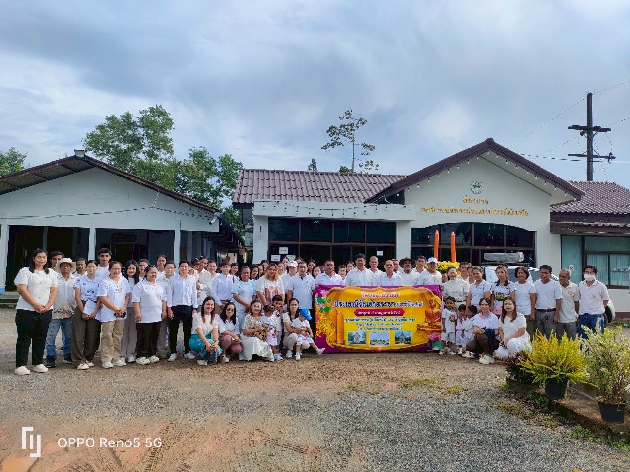 วันพุธ ที่ 9 กรกฎาคม 2568 นายสรวุฒิ นาคะพงศ์ นายกองค์การบริหารส่วนตำบลนาโต๊ะหมิง นายทวีป อั้นทอง  รองนายกอบต.นาโต๊ะหมิง และสมาชิกสภาอบต.นาโต๊ะหมิง หัวหน้าส่วนราชการ พนักงาน และคณะครู ศพด.นาโต๊ะหมิง ร่วมกับ พนักงานบริษัท ยูนิแมครับเบอร์ จำกัด และบริษัทเอเชียแปซิฟิค พาราวู้ด จำกัด  เข้าร่วมโครงการส่งเสริมประเพณีวันเข้าพรรษา ประจำปี 2568 โดยเริ่มกิจกรรมแห่เทียนพรรษา และถวายเทียนพรรษา ณ วัดศรัทธาธรรม (นาโต๊ะหมิง) และวัดนาเมืองเพชรตามลำดับ ทั้งนี้ กิจกรรมดังกล่าว เป็นกิจกรรมที่ส่งเสริม ให้ประชาชน ได้ตระหนักถึงวันสำคัญทางศาสนาและพิธีกรรมในวันเข้าพรรษา ทั้งยังเพื่อเสริมสร้างคุณธรรม จริยธรรม อันดีงาม เสริมสร้างความรัก ความสามัคคีในการร่วมกันทำความดี และอนุรักษ์ขนบธรรมเนียมประเพณีโดยให้คงอยู่สืบไป